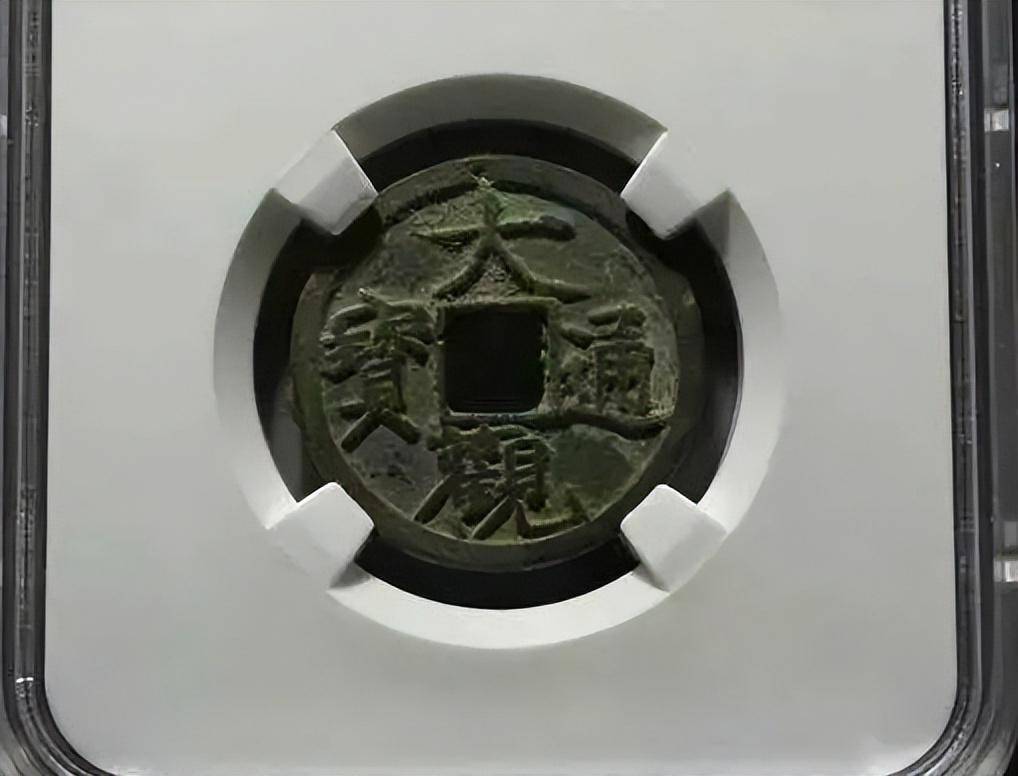 入手裸币<strong></p>
<p>心币</strong>，还是评级币？从几个优，缺点对比一下