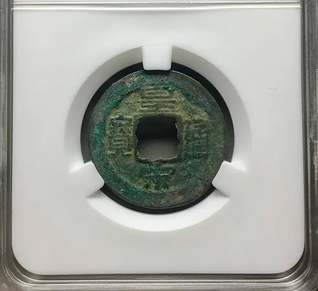 入手裸币<strong></p>
<p>心币</strong>，还是评级币？从几个优，缺点对比一下