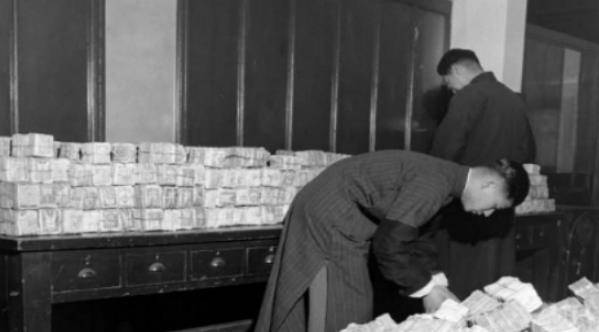 百元一粒米<strong></p>
<p>法币金圆券</strong>，十万一寸布：蒋氏集团崩溃在即，拼命偷运黄金