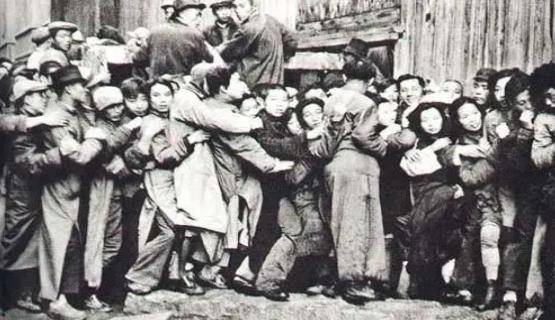 百元一粒米<strong></p>
<p>法币金圆券</strong>，十万一寸布：蒋氏集团崩溃在即，拼命偷运黄金
