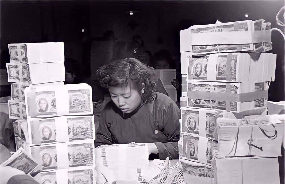 老蒋战败后<strong></p>
<p>法币金圆券</strong>，带走了无数的黄金和国宝，恨不得把整个国家都搬空