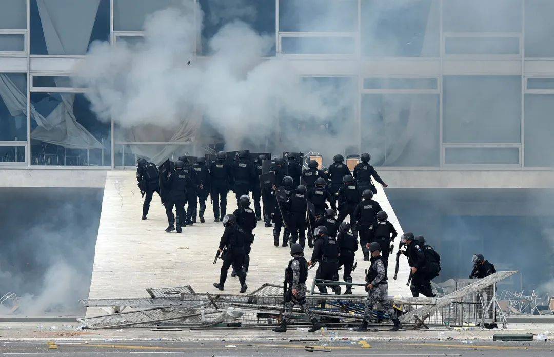 突发！巴西前总统支持者暴力冲击国会<strong></p>
<p>巴西美股</strong>，400人被捕！拜登：我也遇到过！前总统：不关我事！中国大使馆紧急提醒…