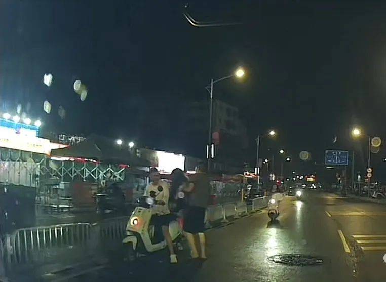 反转<strong></p>
<p>虎币全球</strong>！3名男子凌晨抬醉酒女子上车？实为好友和店员相助！当事人：朋友气得把我微信都删了