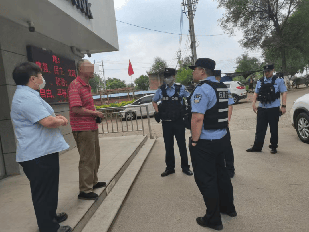 男子携7张定期存单要提前取款<strong></p>
<p>农币网</strong>，银行柜员发现疑点……