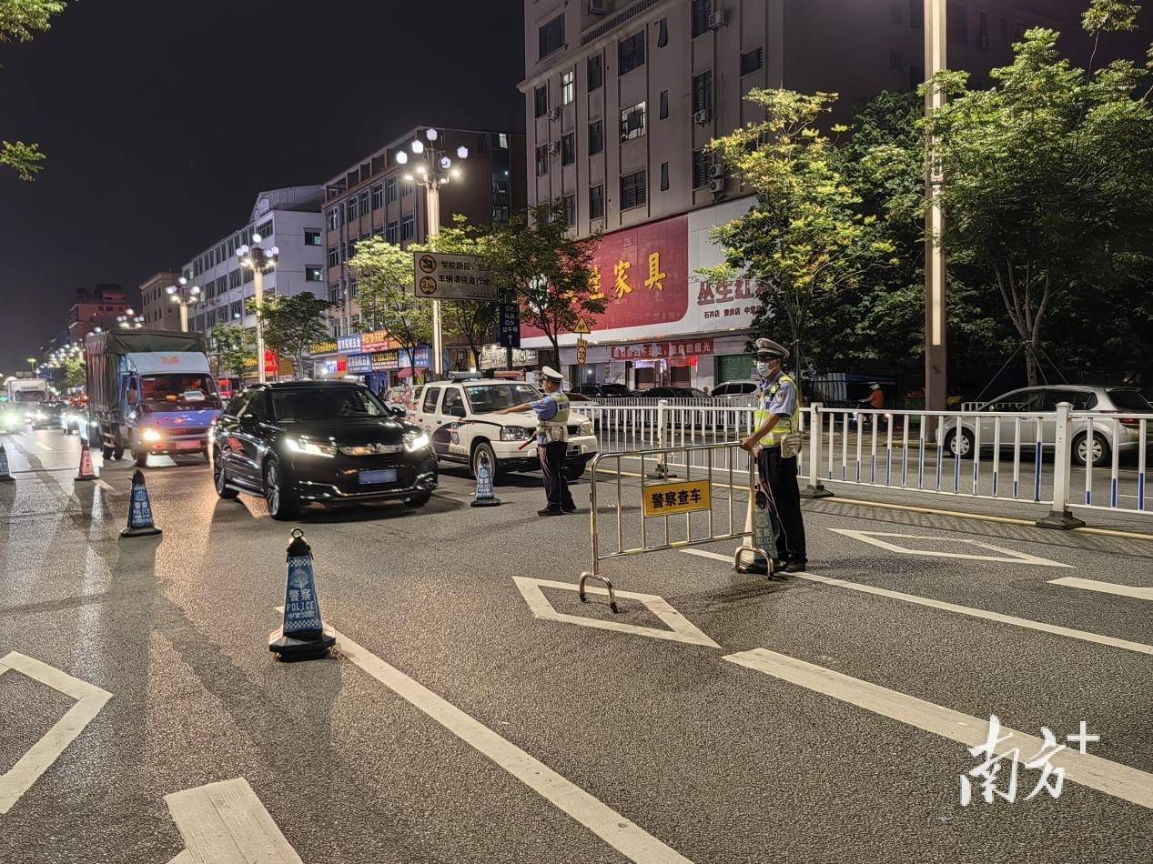 逢车必查<strong></p>
<p>农币网</strong>！东莞交警严查交通违法行为