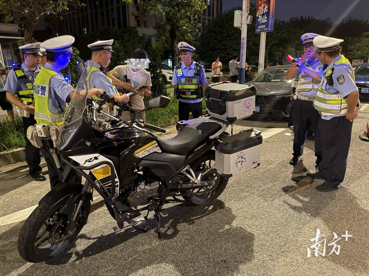 逢车必查<strong></p>
<p>农币网</strong>！东莞交警严查交通违法行为