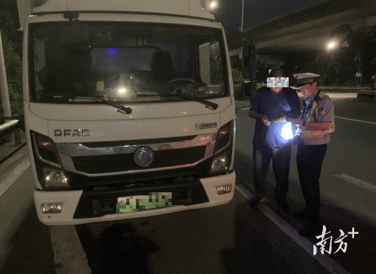 逢车必查<strong></p>
<p>农币网</strong>！东莞交警严查交通违法行为