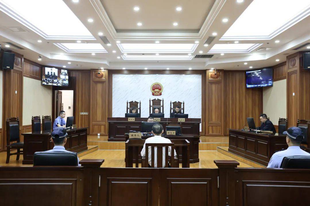 贵阳一支队长受贿1078万余元<strong></p>
<p>农币网</strong>，为维系关系和提拔15次给同一人送钱
