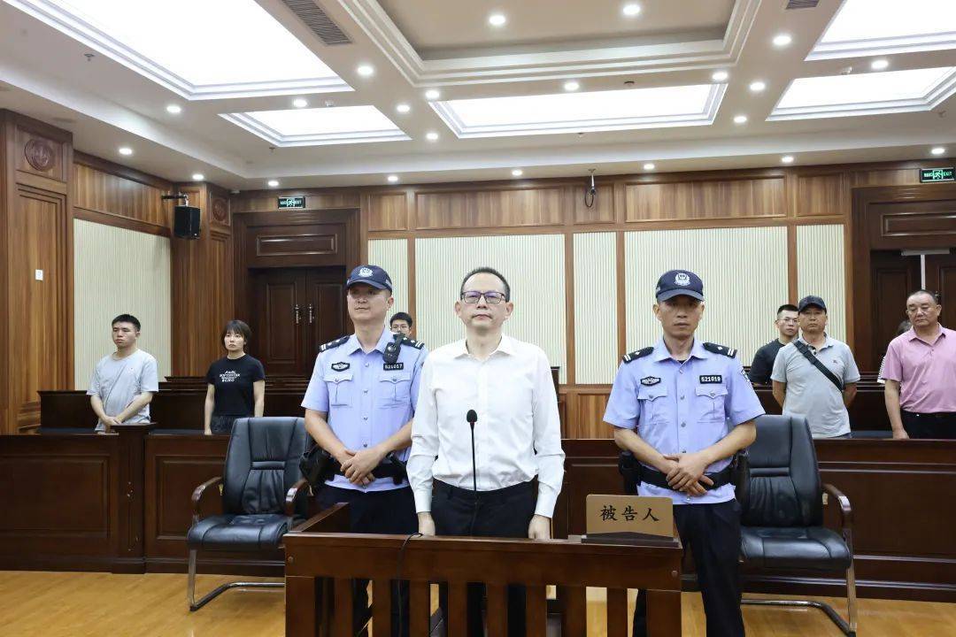 贵阳一支队长受贿1078万余元<strong></p>
<p>农币网</strong>，为维系关系和提拔15次给同一人送钱