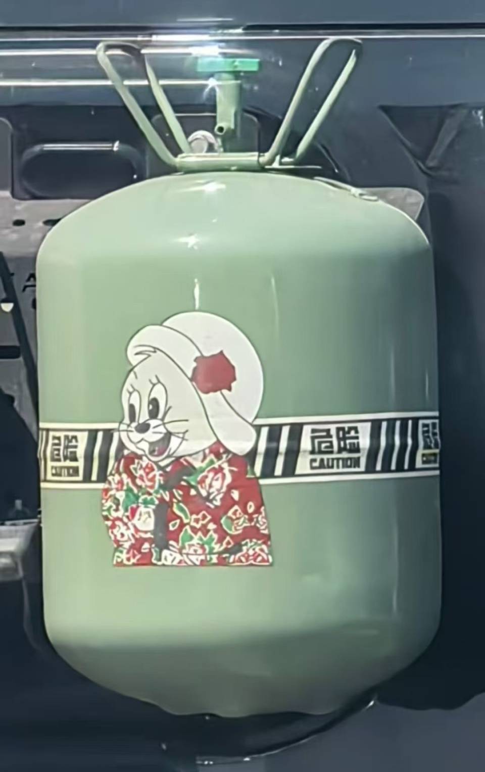 郑州一私家车挂着卡通“液化气罐”跑<strong></p>
<p>农币网</strong>，是否违规？回应来了！