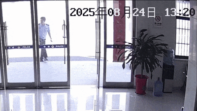 安徽一钓鱼佬钓到一条1米长20斤的“大鱼”<strong></p>
<p>vgs币价格</strong>，赶紧送到派出所，民警：放生！
