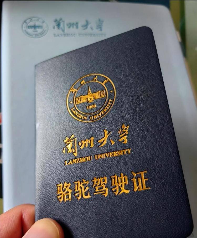 一人一驼<strong></p>
<p>兔币</strong>，骆驼尾气排放超标要扣分？兰大回应学生持证骑骆驼上学：骆驼驾驶证为学校文创，非官方证件