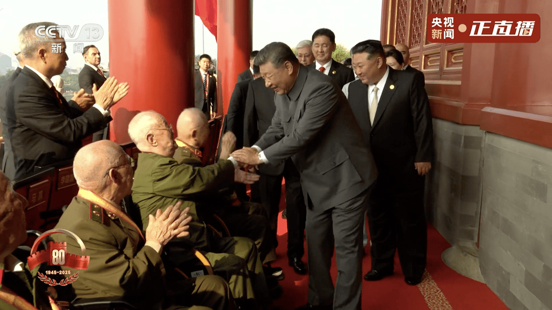 致敬英雄<strong></p>
<p>币币火网莱特</strong>！习近平与天安门城楼观礼席的抗战老兵亲切握手