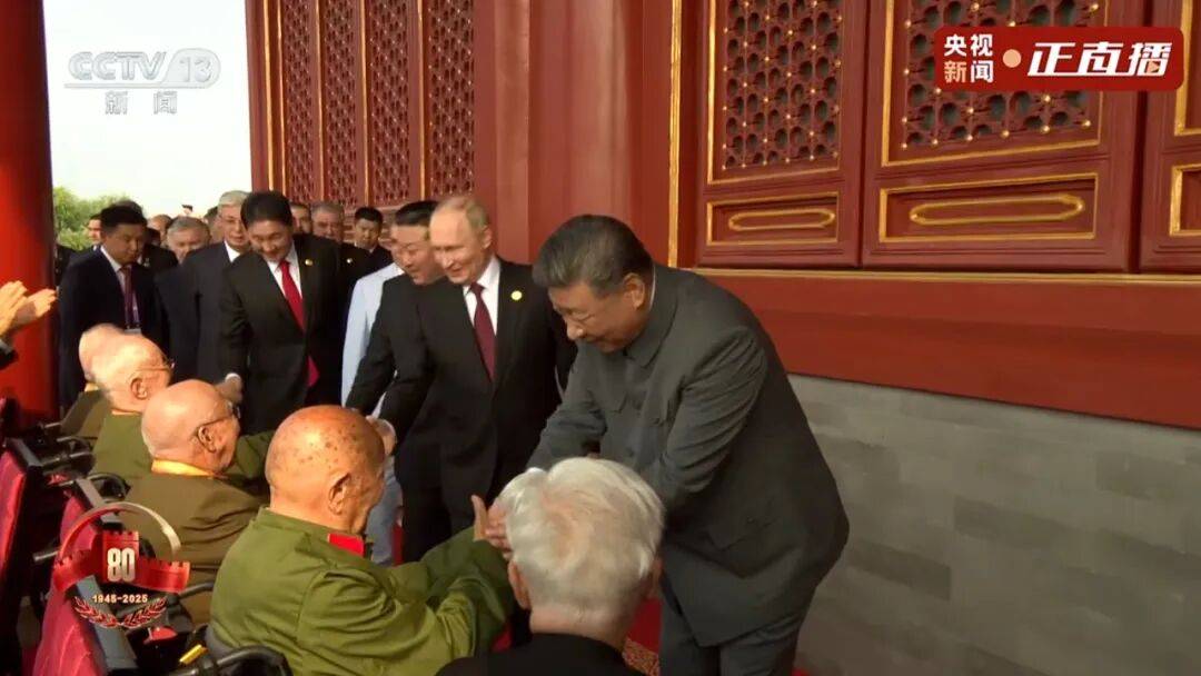 致敬英雄<strong></p>
<p>币币火网莱特</strong>！习近平与天安门城楼观礼席的抗战老兵亲切握手