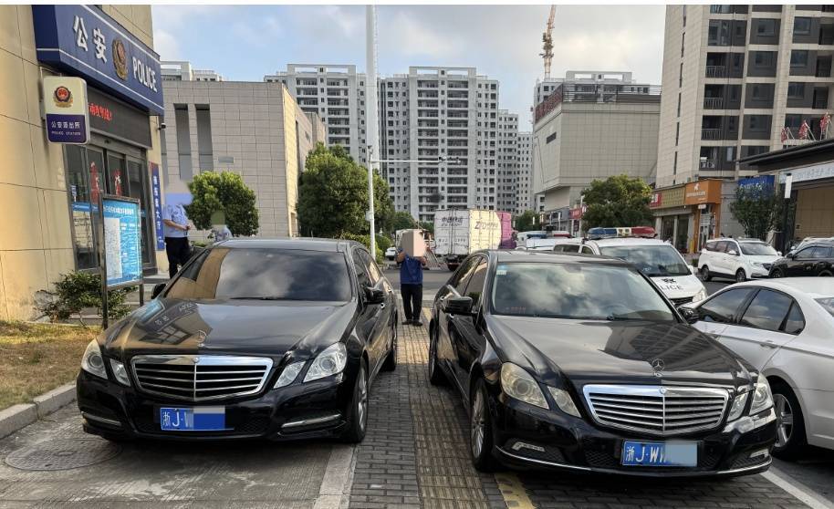 浙江街头惊现两辆“一模一样”的车！民警一查<strong></p>
<p>币币火网莱特</strong>，不简单，当场扣车