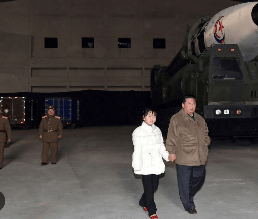 金正恩女儿首登国际舞台<strong></p>
<p>一快币</strong>，引爆接班传闻！英国首相被架空，工党内斗成全武行…