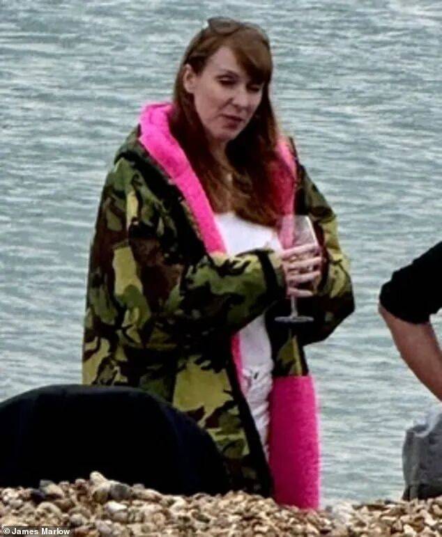 金正恩女儿首登国际舞台<strong></p>
<p>一快币</strong>，引爆接班传闻！英国首相被架空，工党内斗成全武行…