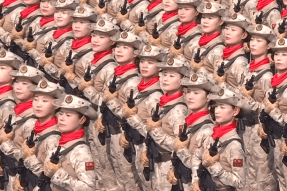 “民兵方队中一眼就认出了她<strong></p>
<p>一快币</strong>，我们的陈老师！”