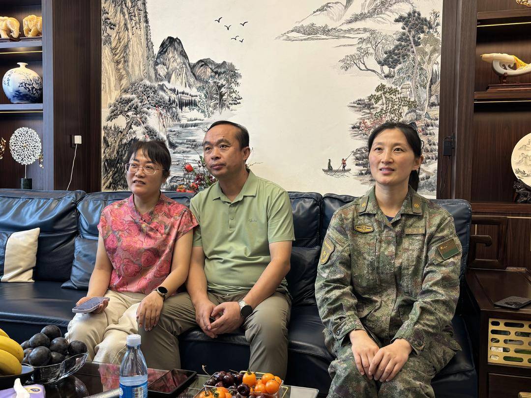 抗战胜利80周年大阅兵民兵方阵<strong></p>
<p>一快币</strong>，有两名女生来自无锡地区