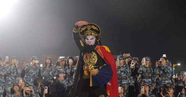 兰州大学军训期间大一女生表演川剧吐火<strong></p>
<p>桃子币</strong>，校方：学生来自东北，因个人爱好自学