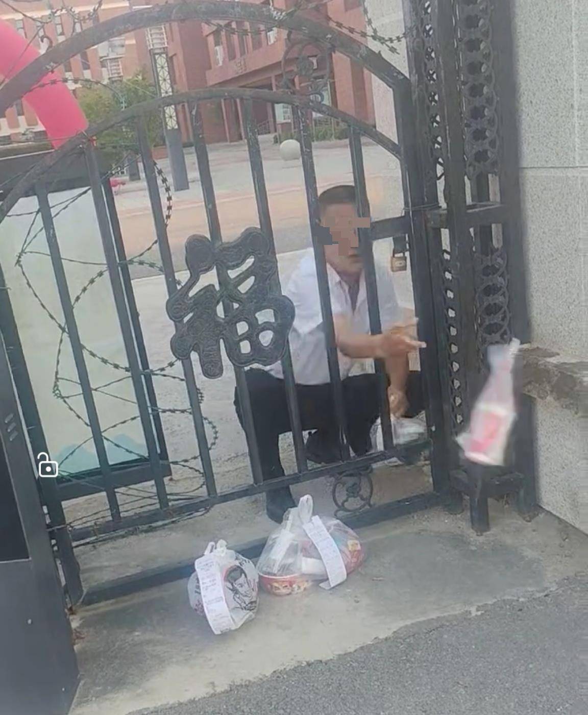 河北石家庄一学校工作人员扔学生外卖<strong></p>
<p>trio币</strong>？教育局：正调查核实
