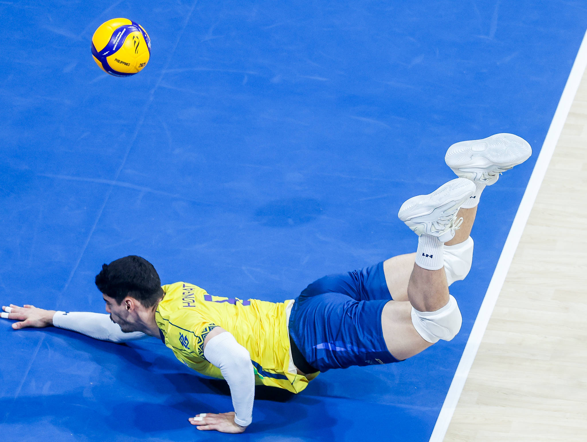 （体育）排球——男排世锦赛：中国队不敌巴西队