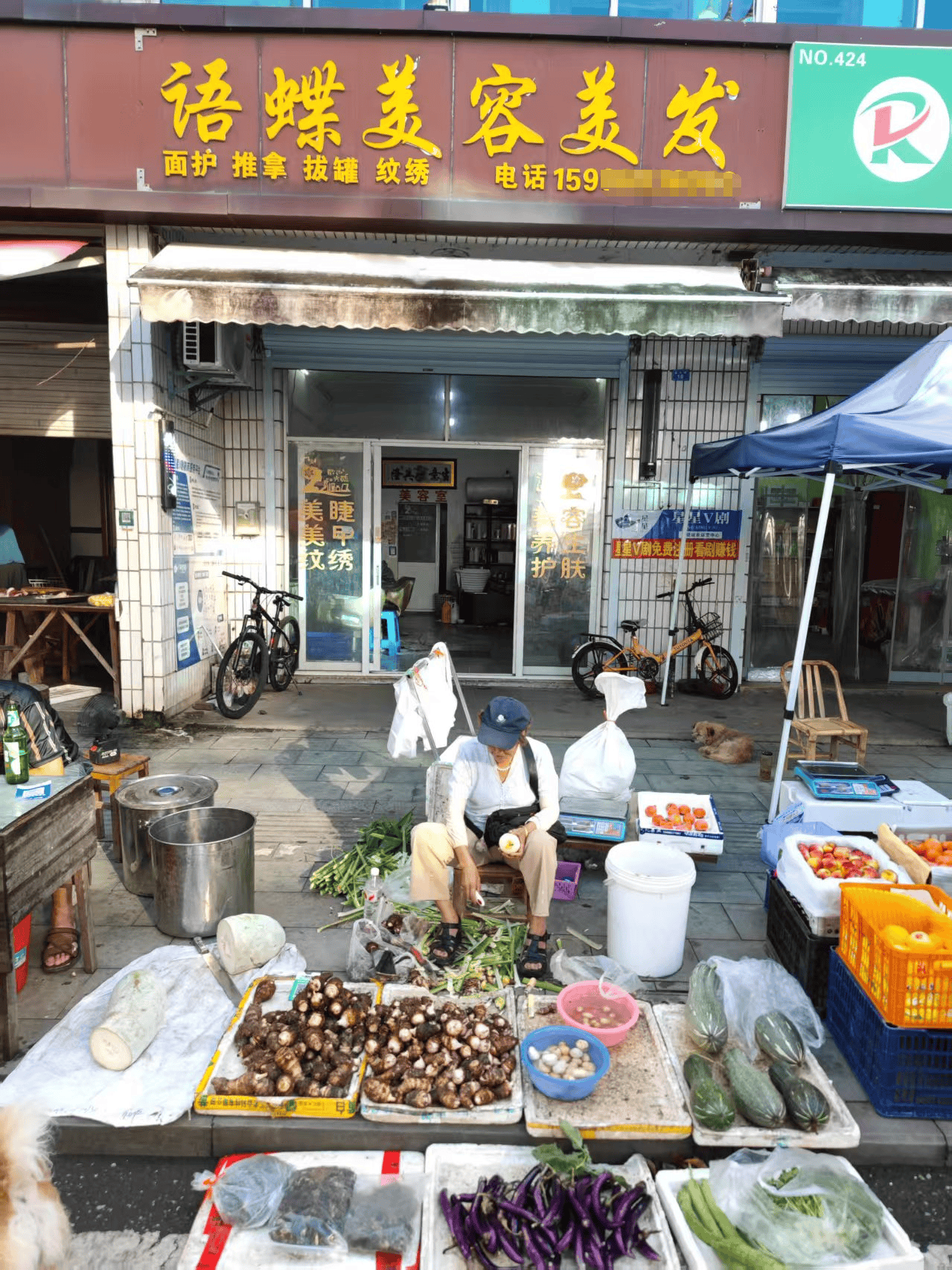 浙江一店主允许大妈门口摆摊<strong></p>
<p>币圈经历</strong>，时常被大妈“投喂”蔬果：每次收摊时，都打扫得干干净净