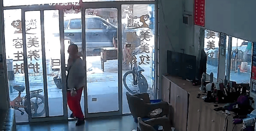 浙江一店主允许大妈门口摆摊<strong></p>
<p>币圈经历</strong>，时常被大妈“投喂”蔬果：每次收摊时，都打扫得干干净净