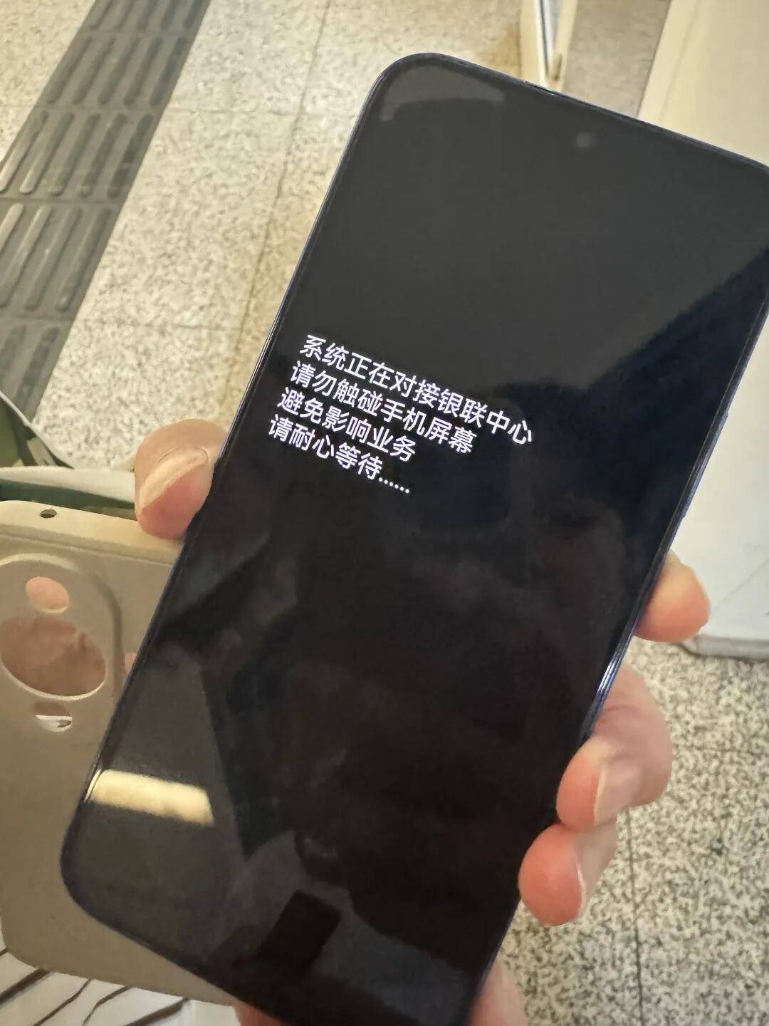 一根牙签“抢”回25万元！一老年乘客手机被“黑”<strong></p>
<p>币姥爷</strong>，地铁值班站长紧急取卡