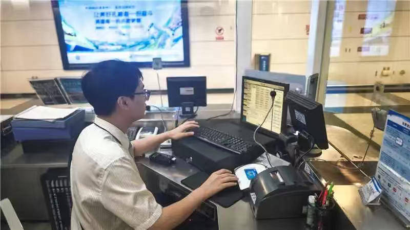 一根牙签“抢”回25万元！一老年乘客手机被“黑”<strong></p>
<p>币姥爷</strong>，地铁值班站长紧急取卡