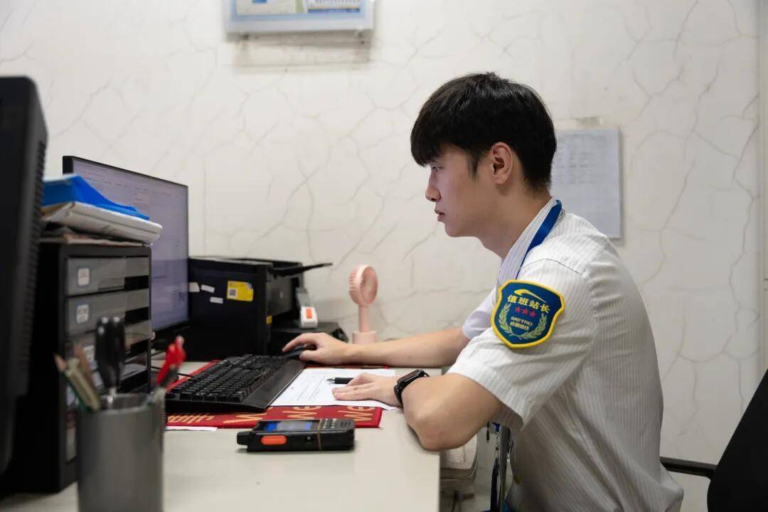 一根牙签“抢”回25万元！一老年乘客手机被“黑”<strong></p>
<p>币姥爷</strong>，地铁值班站长紧急取卡