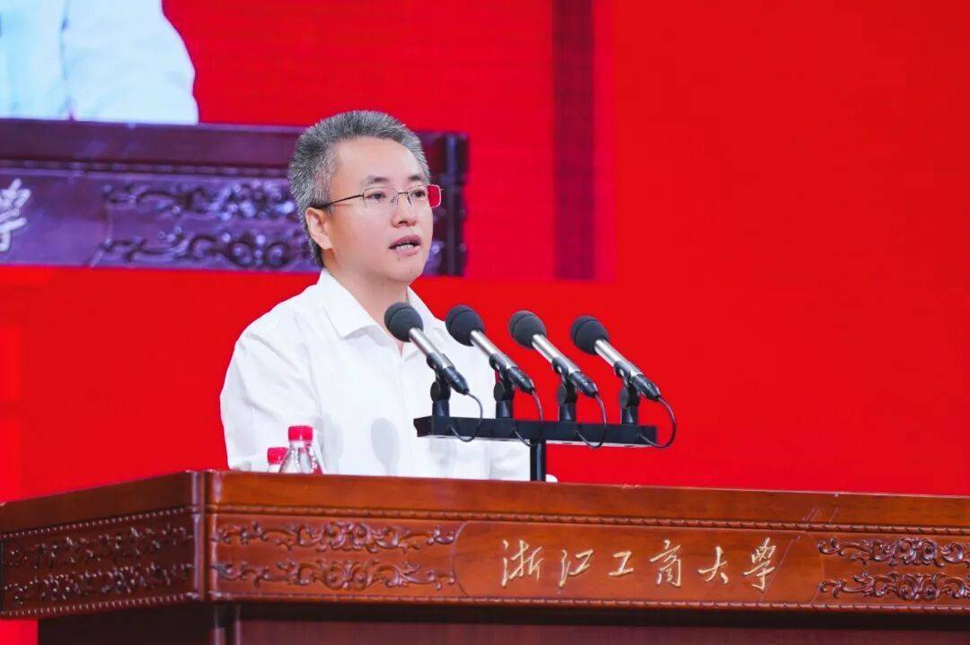 校长开学讲话：少刷小红书<strong></p>
<p>币姥爷</strong>！避雷......