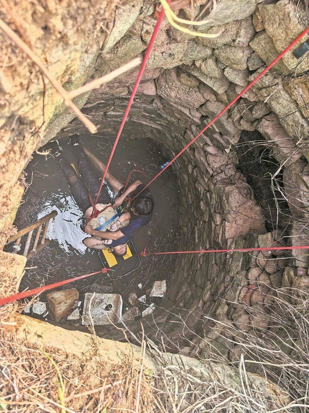 泉州坠井女子“54小时噩梦”：几条蛇爬身上<strong></p>
<p>币知</strong>，双侧肋骨骨折！绝望时靠一个信念坚持活下来……