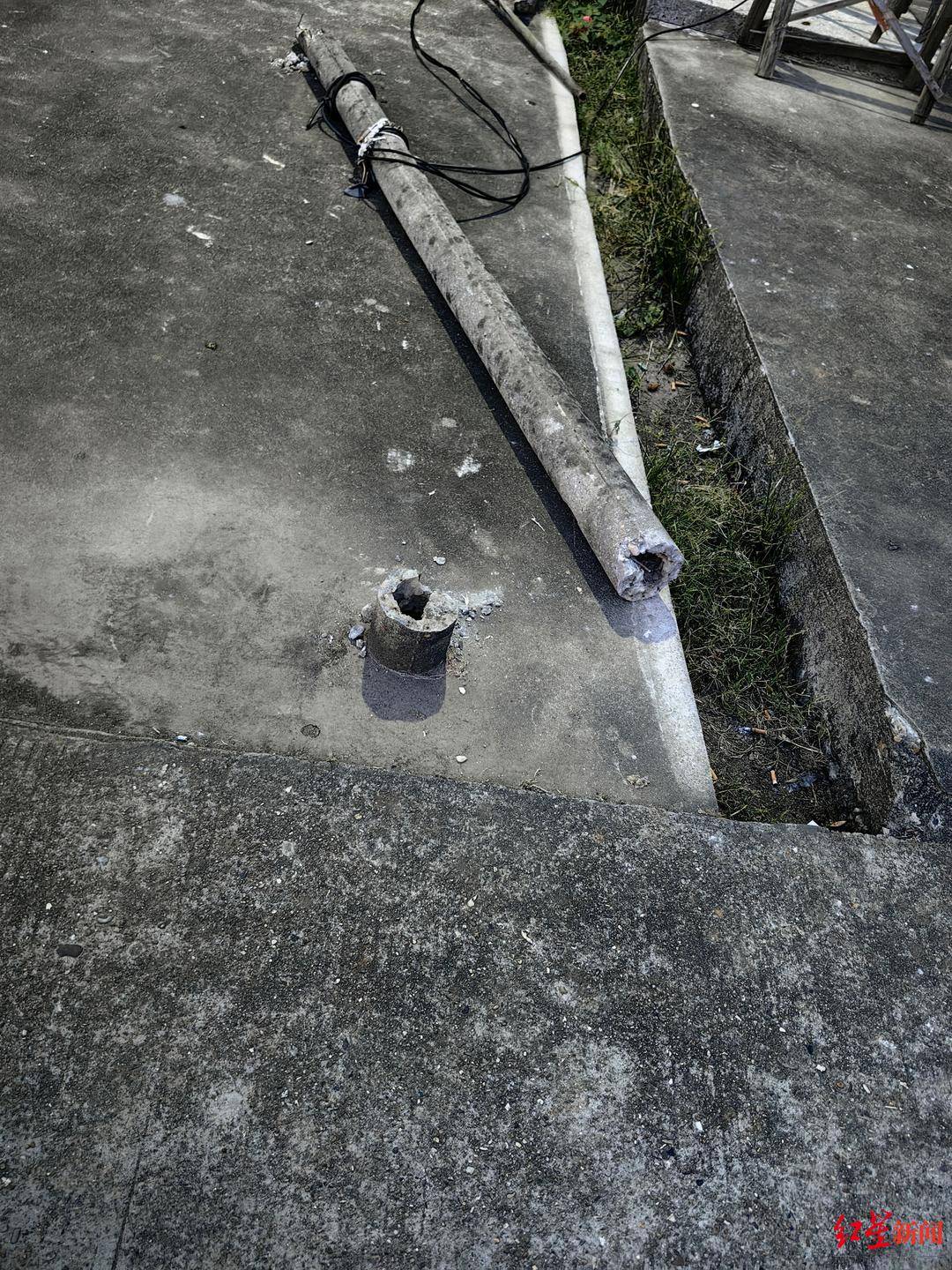 5岁女童被水泥杆砸中不幸身亡 家属：杆上有明确标识和编号，望尽快查清所属单位