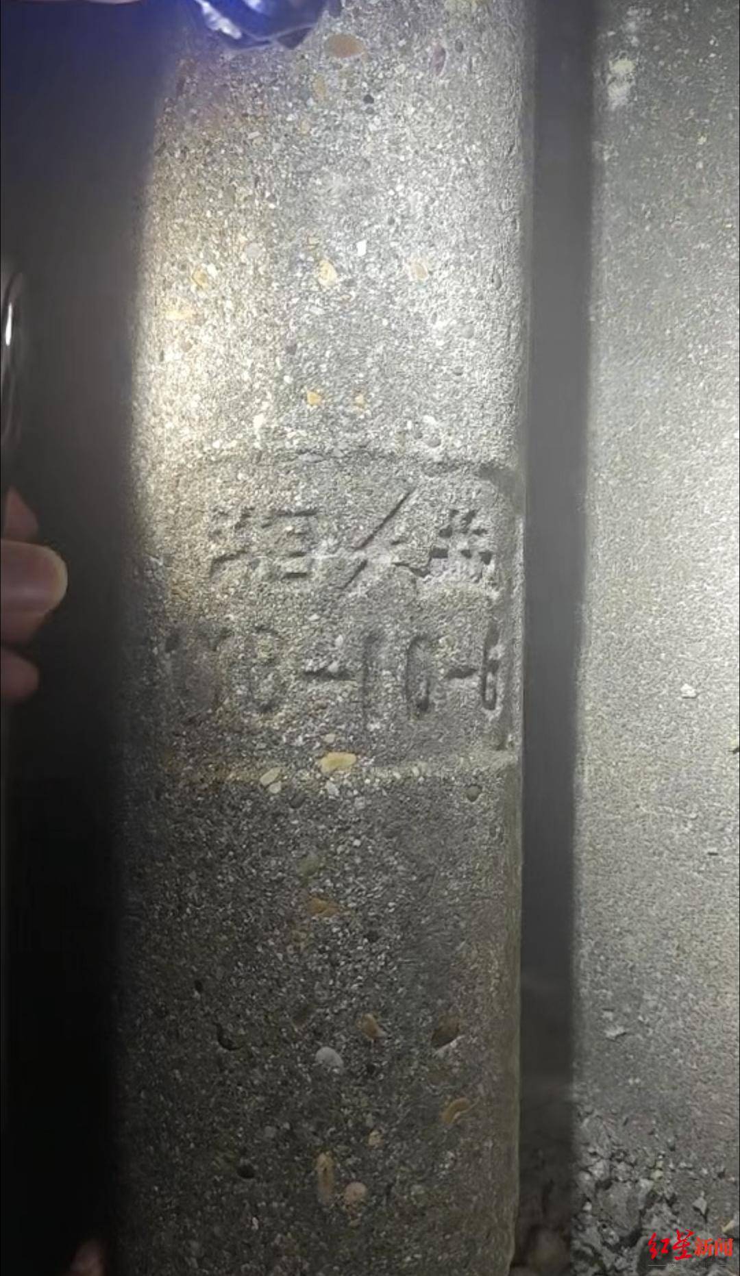 5岁女童被水泥杆砸中不幸身亡 家属：杆上有明确标识和编号<strong></p>
<p>币知</strong>，望尽快查清所属单位