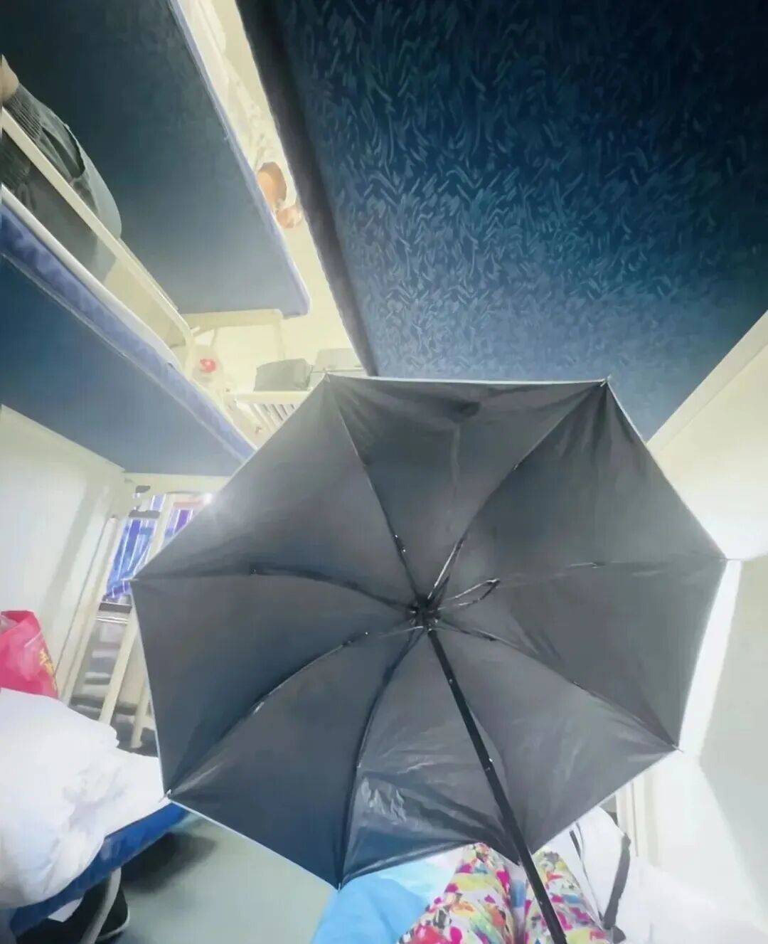 女乘客坐火车卧铺打伞遮隐私引发热议<strong></p>
<p>币知</strong>，网友建议卧铺区增设床帘，12306客服回应