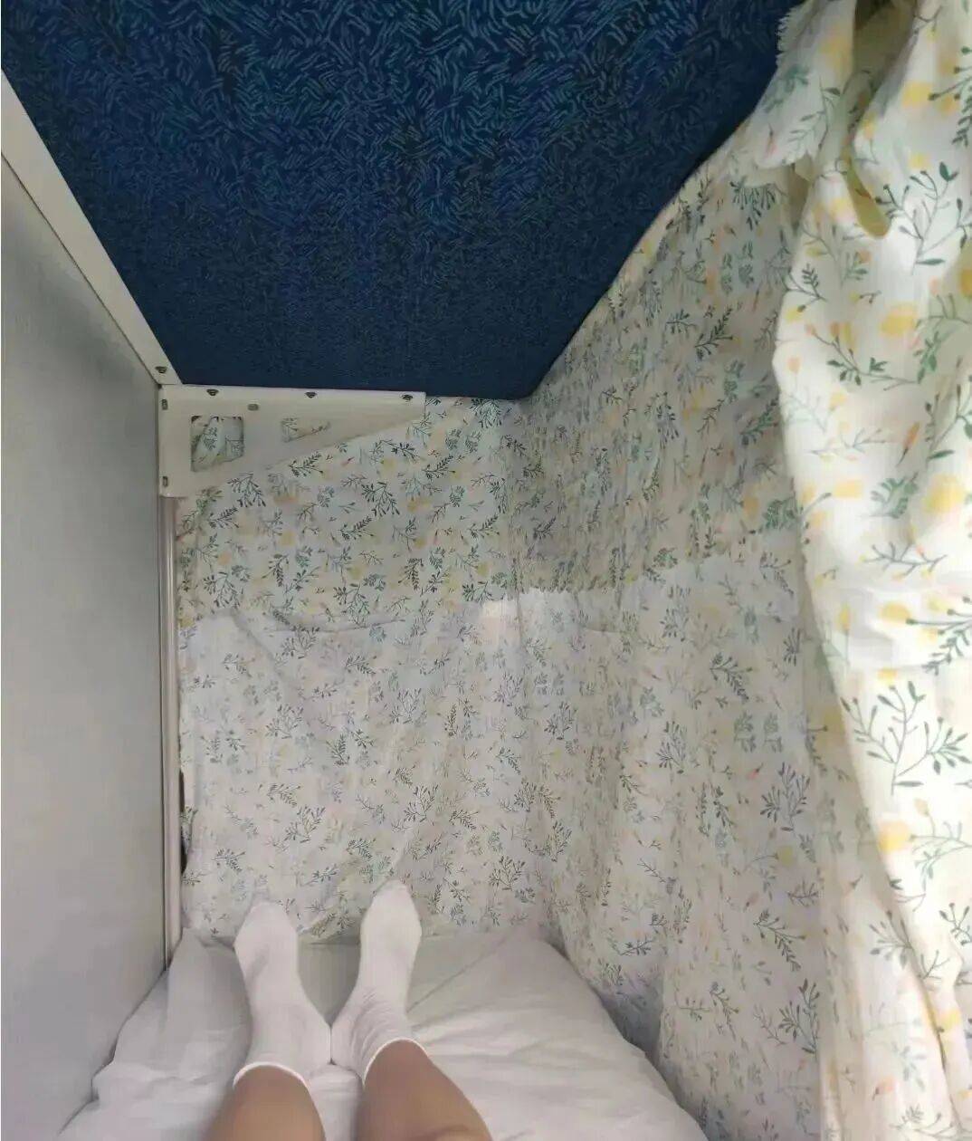 女乘客坐火车卧铺打伞遮隐私引发热议<strong></p>
<p>币知</strong>，网友建议卧铺区增设床帘，12306客服回应