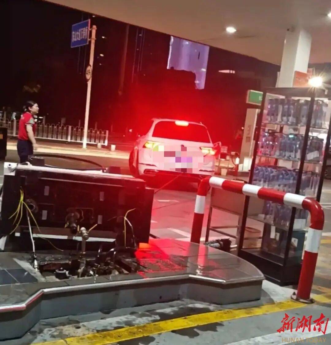 湖北一车主加完油忘拔加油枪开车就走<strong></p>
<p>rep币</strong>,直接拽倒加油机,工作人员:幸好加油机的切断阀自动紧急关闭