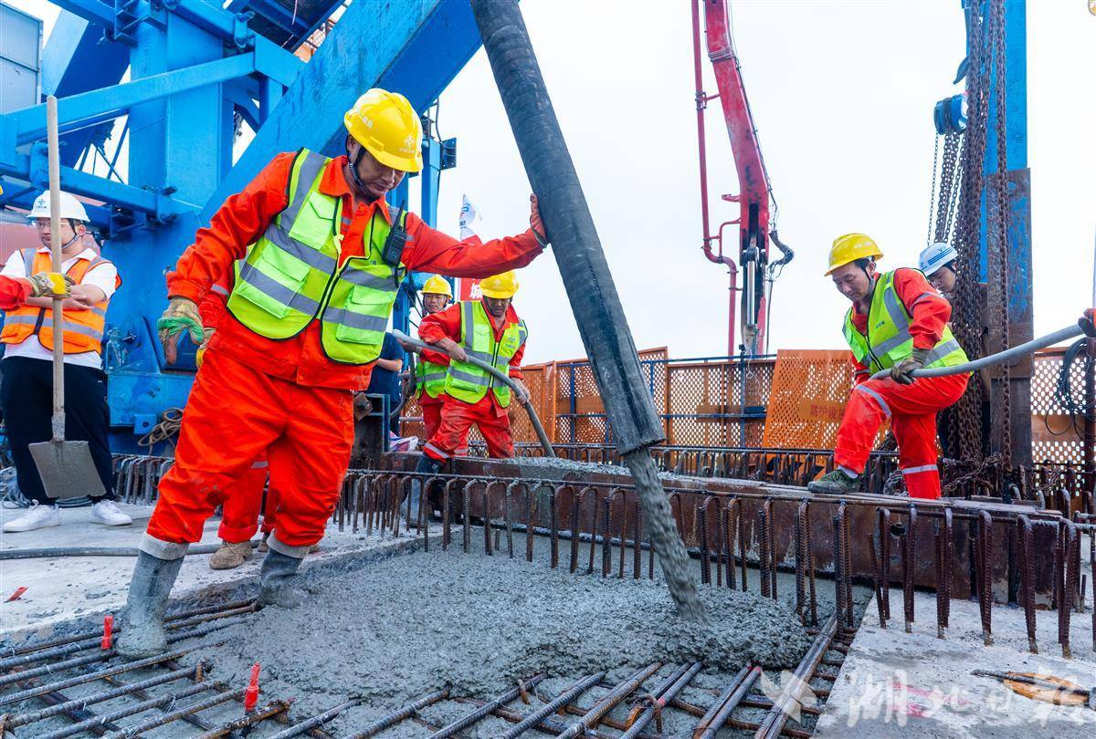 在鄂央企承建<strong></p>
<p>币胜</strong>！昌九高铁南昌扬子洲赣江公铁大桥合龙