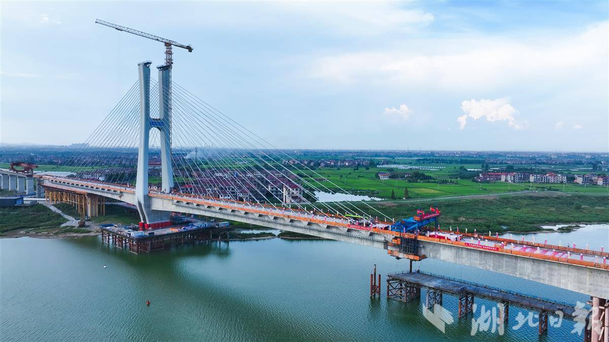 在鄂央企承建<strong></p>
<p>币胜</strong>！昌九高铁南昌扬子洲赣江公铁大桥合龙
