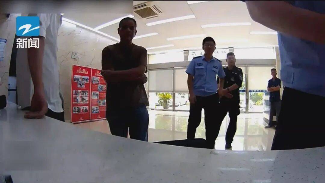 儿子陪父亲处理无证驾驶，没想到自己也成了“主角”，紧急提醒…