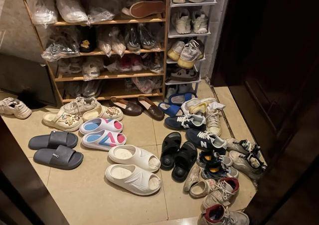 物业“不让门口放鞋子”<strong></p>
<p>安币网</strong>,门口放鞋柜违法吗?