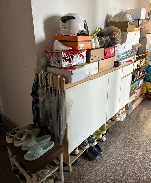 物业“不让门口放鞋子”<strong></p>
<p>安币网</strong>,门口放鞋柜违法吗?