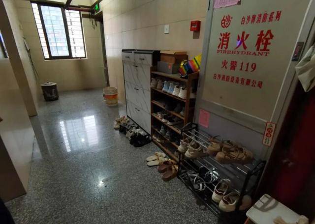 物业“不让门口放鞋子”<strong></p>
<p>安币网</strong>,门口放鞋柜违法吗?