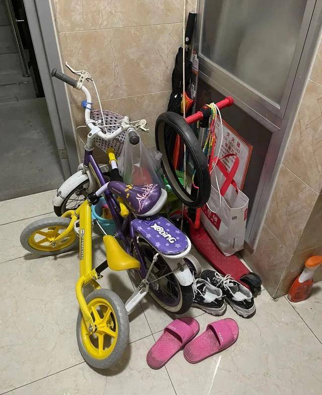 物业“不让门口放鞋子”<strong></p>
<p>安币网</strong>,门口放鞋柜违法吗?