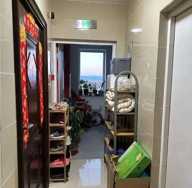 物业“不让门口放鞋子”<strong></p>
<p>安币网</strong>,门口放鞋柜违法吗?