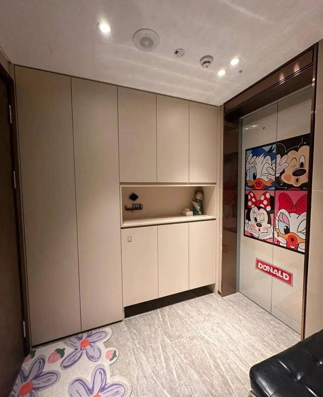 物业“不让门口放鞋子”<strong></p>
<p>安币网</strong>,门口放鞋柜违法吗?