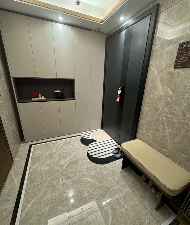 物业“不让门口放鞋子”<strong></p>
<p>安币网</strong>,门口放鞋柜违法吗?