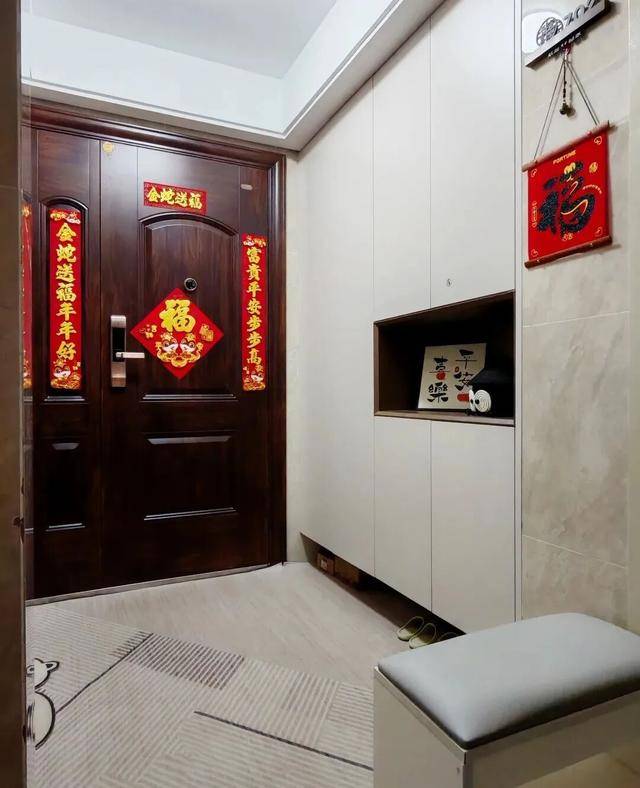 物业“不让门口放鞋子”<strong></p>
<p>安币网</strong>,门口放鞋柜违法吗?