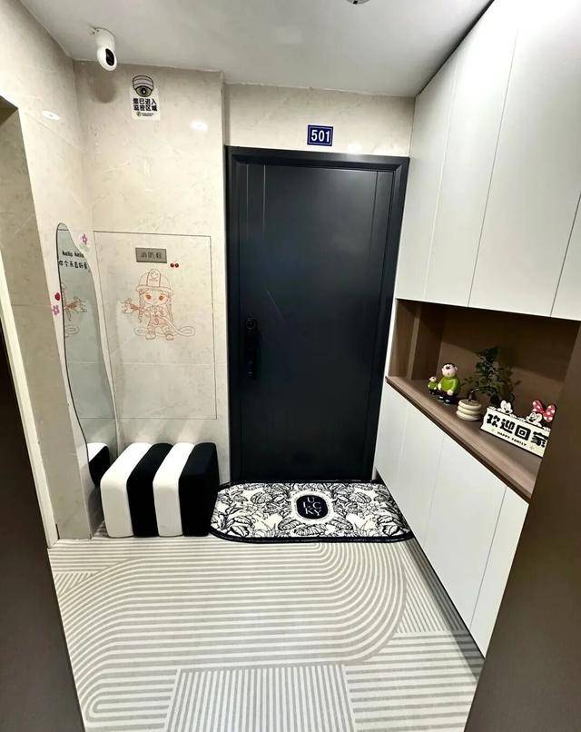 物业“不让门口放鞋子”<strong></p>
<p>安币网</strong>,门口放鞋柜违法吗?